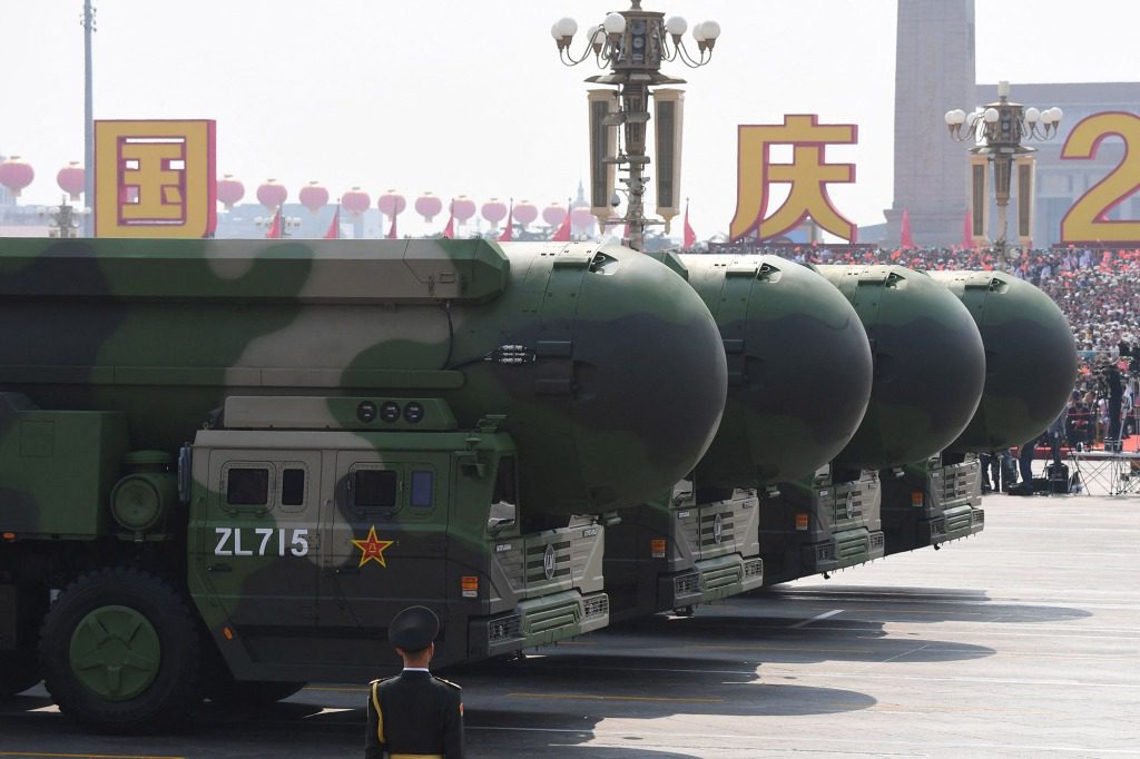 Atomwaffenfähige Interkontinentalraketen aus China werden 2019 während einer Militärparade auf dem Tiananmen-Platz in Peking gesehen. 