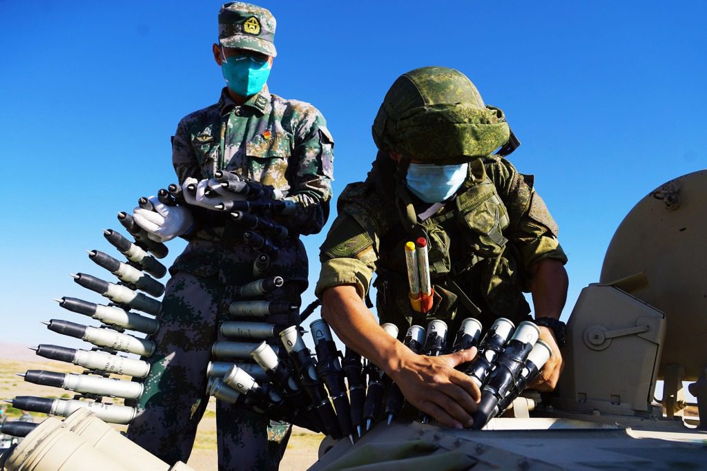Militärpersonal bereitet Ausrüstung für eine gemeinsame Militärübung zwischen der chinesischen und der russischen Armee vor.