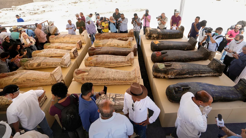 Ägypten entdeckt 250 Mumien in Warteschlangen auf dem Friedhof von Sakkara