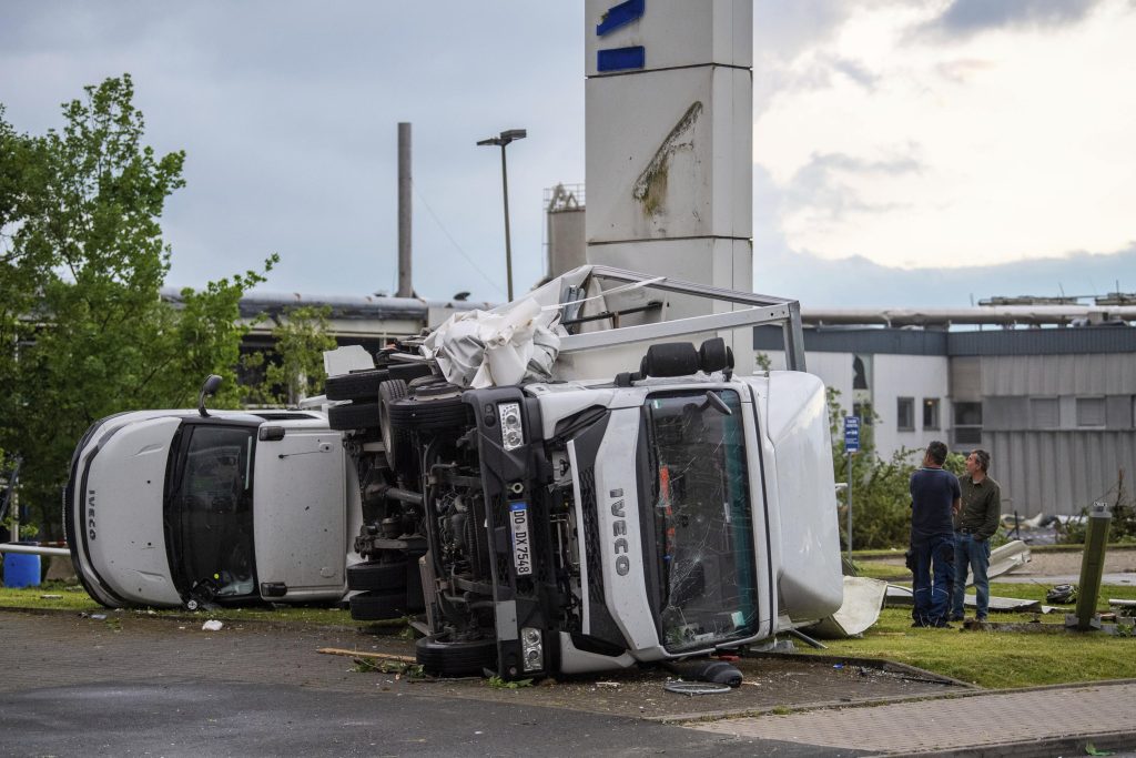 Ein Orkan trifft eine Stadt in Westdeutschland.  Dutzende verletzt