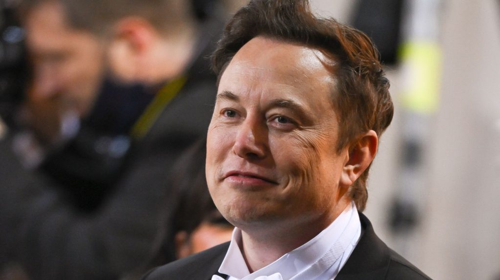 Eine Klage wirft Elon Musk vor, sich auf Twitter zu niedrigeren Preisen ausgegrenzt zu haben