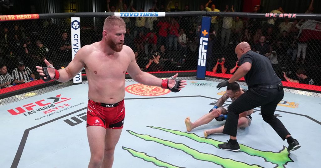 Jan Blachović gewinnt nach einer Knieverletzung von Aleksandar Rakic ​​bei UFC Vegas 54