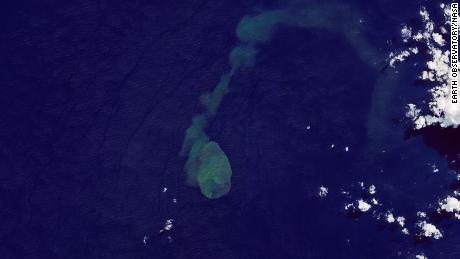Die NASA fängt den Ausbruch eines Vulkans ein & # 39;  Sharkcano & # 39;