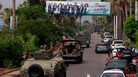 Fahrzeuge der libanesischen Armee passieren am 14. Mai in Beirut, Libanon, eine Plakatwand mit Kandidaten für die Parlamentswahlen am Sonntag.