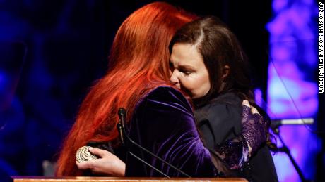 Ashley Judd (rechts) umarmt ihre Schwester Winona bei der Einführungsfeier am Sonntag.
