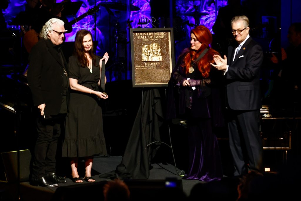 Naomi Judd wurde von Winona, Ashley Judd in der Country Music Hall of Fame geehrt