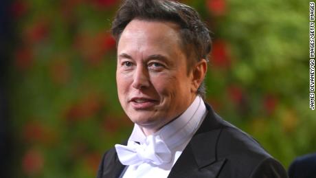 Elon Musk sagt, die Rechtsabteilung von Twitter habe ihm mitgeteilt, dass er gegen eine Geheimhaltungsvereinbarung verstoßen habe