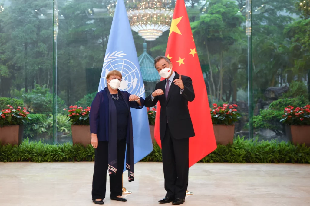 UN-Delegierter besucht Xinjiang, China, wo die Polizei Akten über den Missbrauch von Uiguren aufführt