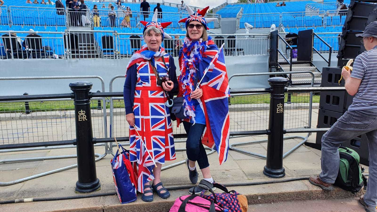 Moira Smith und Sally Conway wurden am 2. Juni in ihrem vollen Union-Jack-Kostüm in der Nähe des Einkaufszentrums fotografiert.