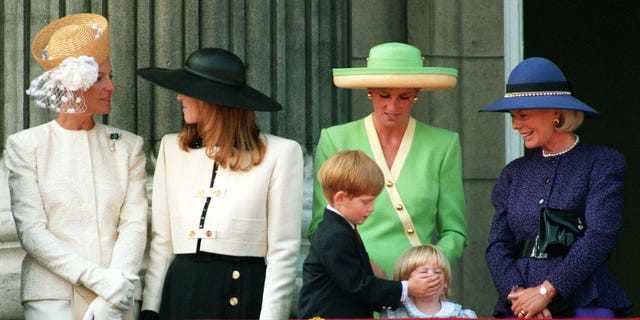 Prinz Harry legt an seinem sechsten Geburtstag seine Hand auf den Mund der zweijährigen Prinzessin Beatrice, als sie sich der Prinzessin von Wales und anderen Mitgliedern der königlichen Familie anschließt, um die Parade zum 50. Jahrestag der Luftschlacht um England zu sehen Morgen. 