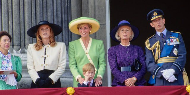 Prinzessin Margaret, Sarah, Prinzessin Diana mit Prinz Harry, Catherine, Herzogin von Kent, und Prinz Edward, während Mitglieder der königlichen Familie der Vergangenheit zusehen.  Prinz Harry stand bei seiner Mutter.