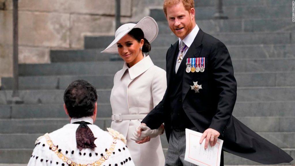 Meghan, Herzogin von Sussex, kommt in einem eleganten weißen Outfit zur Jubiläumsparty