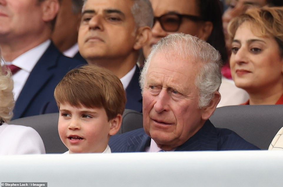 Dann setzte sich der vierjährige Prinz auf den Schoß seines Großvaters, Prinz Charles, der ihn von einer Seite zur anderen schüttelte.