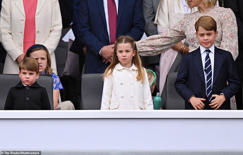 Unmittelbar zu seiner Linken saßen die beiden älteren Brüder von Prinz George und Prinzessin Charlotte neben ihrem Vater und machten stattliche Figuren, während sie den Vorgängen zusahen.