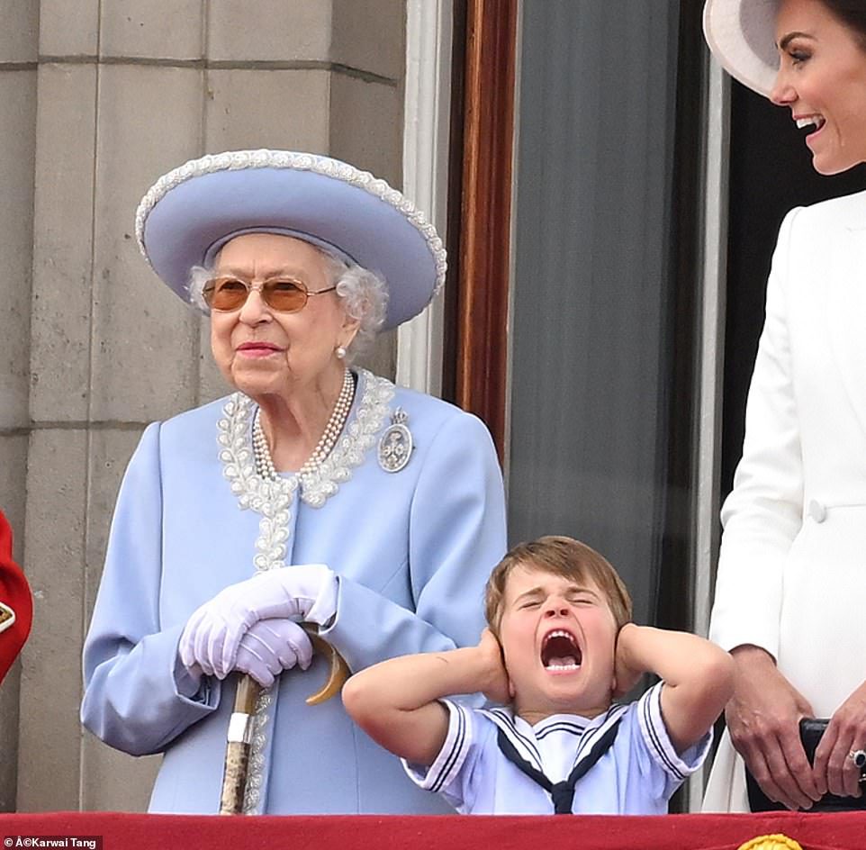 Die Königin lächelt, als Prinz Louis heute Nachmittag seine Ohren bedeckt, während er über den Buckingham Palace in London fliegt