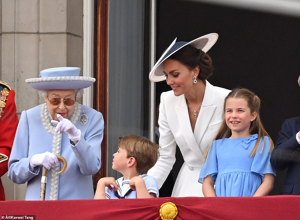 Darauf weist Königin Elizabeth II. hin, als sie heute Nachmittag neben Prinz Louis auf dem Balkon des Buckingham Palace in London stand