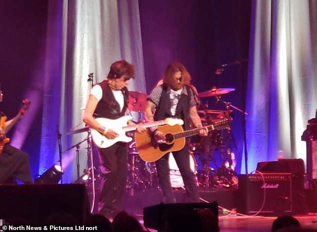 Die Tour: Depp war in Großbritannien, um Beck auf seiner Tour zu begleiten, und trat zuvor bei den Partys seines Freundes im Sage Gateshead in Nordengland, Glasgow und der Royal Albert Hall in London auf