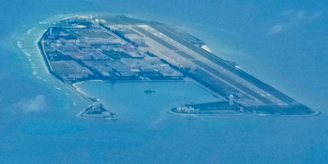Chinesische Strukturen und Gebäude erscheinen am 20. März 2022 auf dem künstlichen Fiery Cross Reef in der umstrittenen Gruppe der Spratlys-Inseln im Südchinesischen Meer. 