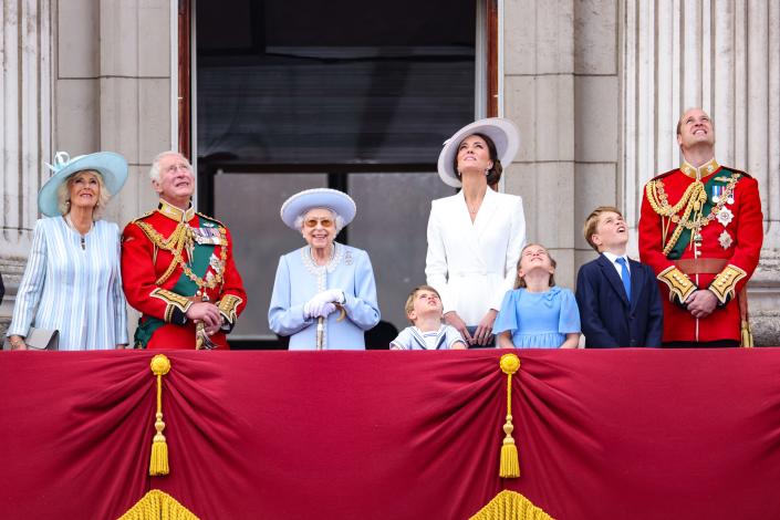 Die königliche Familie auf dem Balkon des Buckingham Palace beobachtet ein Flugzeug der Royal Air Force.