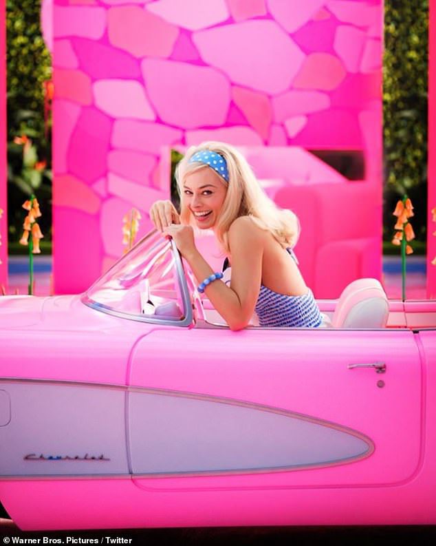Atemberaubend: Die 31-jährige australische Schauspielerin sah am Steuer einer klassischen rosafarbenen Chevrolet Corvette vor einer Barbie-Villa total kreativ aus