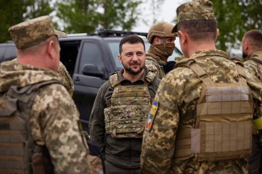 Der ukrainische Präsident Wolodymyr Selenskyj (Mitte) trifft sich mit ukrainischen Soldaten.