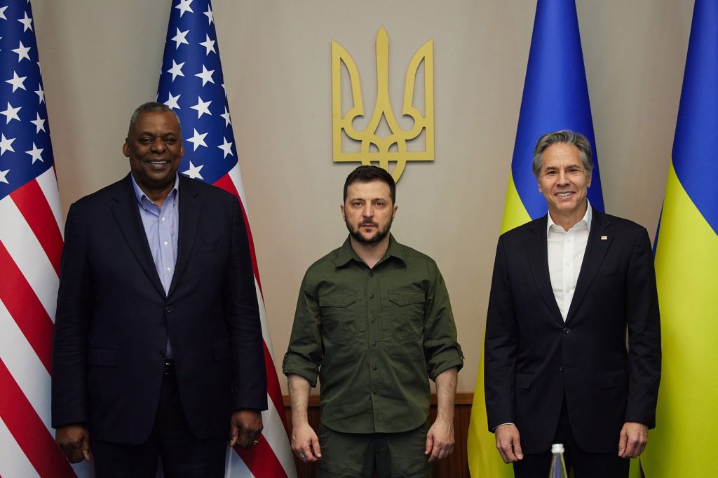 Der ukrainische Präsident Volodymyr Selensky (Mitte) posiert für ein Foto mit US-Außenminister Anthony Blinken (links) und US-Verteidigungsminister Lloyd Austin (rechts).