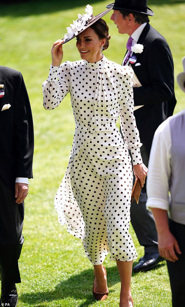 Die Herzogin von Cambridge, 40, sah mühelos aus, als sie mit ihrem Ehemann Prinz William, 39, bei der traditionellen Kutschenparade zum vierten Renntag in Berkshire ankam.