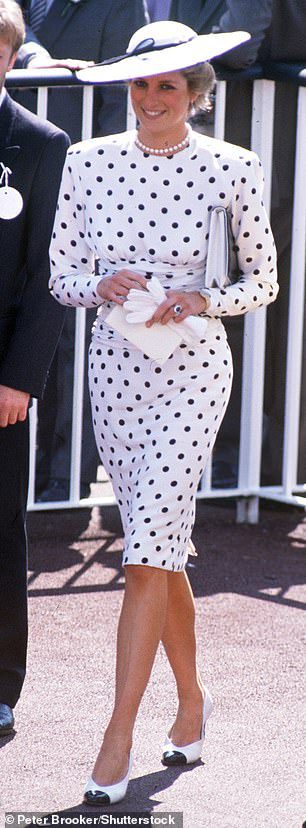 Prinzessin Diana trug 1988 in Royal Ascot ein passendes weißes gepunktetes Kleid und einen weißen Hut