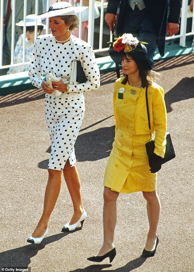 Kate entschied sich sogar für einen großen, flachen Hut, wie es Diana bei derselben Veranstaltung vor drei Jahrzehnten tat.  Oben abgebildet: Prinzessin Diana im Juni 1988