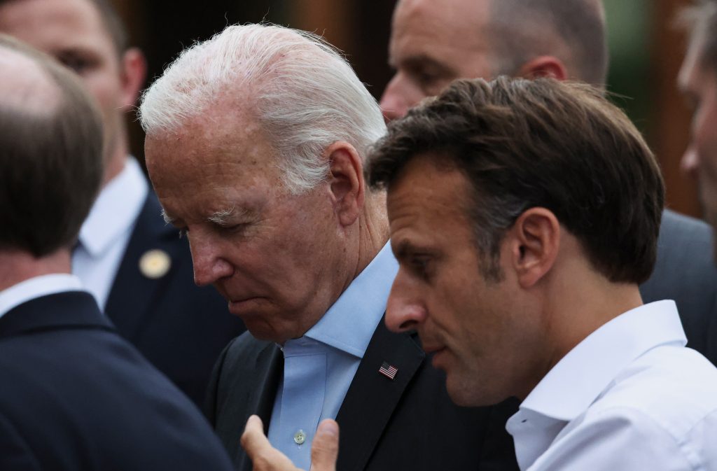 Präsident Joe Biden (links) und Präsident Emmanuel Macron nehmen am Montag, den 27. Juni 2022, am G7-Gipfel auf Schloss Elmau in Ellmau bei Garmisch-Partenkirchen teil. 