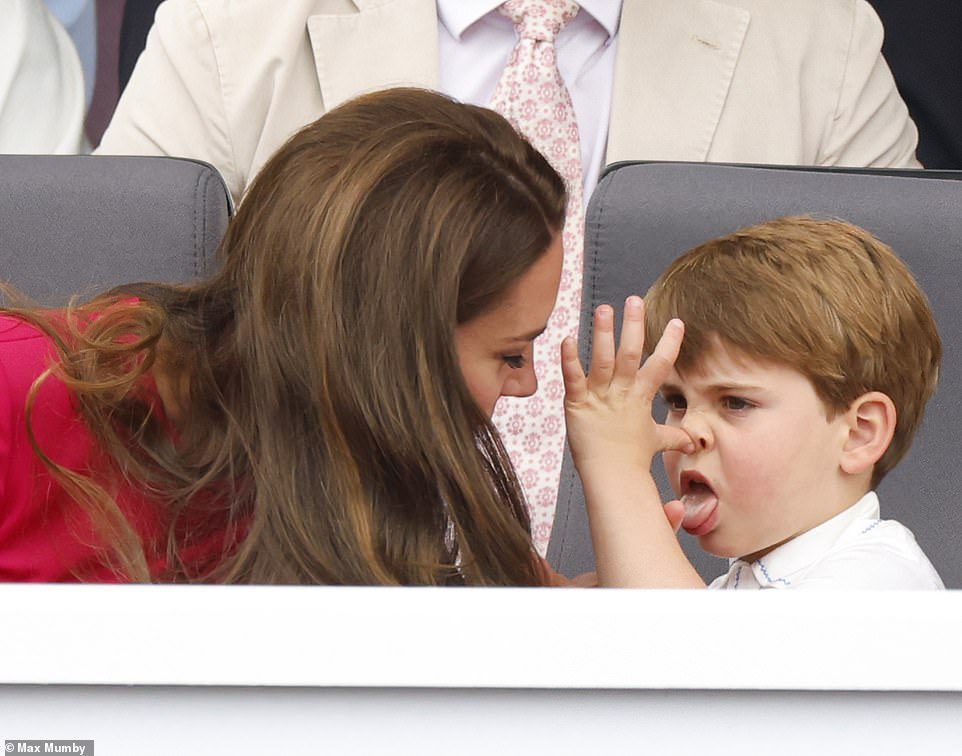 Snook geradeaus!  Der Prinz zog ein paar Gesichter, während er mit seiner Mutter, der Herzogin von Cambridge, die Konkurrenz von der königlichen Loge aus beobachtete