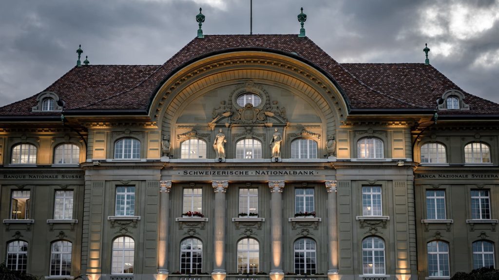 Die Schweizerische Nationalbank erhöht die Zinsen um einen halben Punkt, der Franken steigt