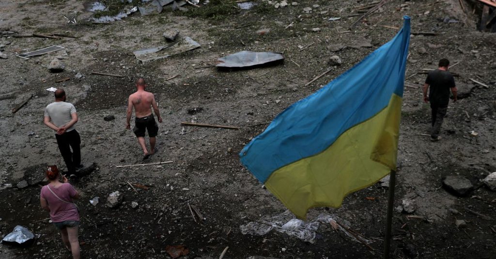 Die Ukraine sagt, die russischen Streitkräfte hätten sich in eine Schlüsselstadt im Osten des Landes zurückgezogen