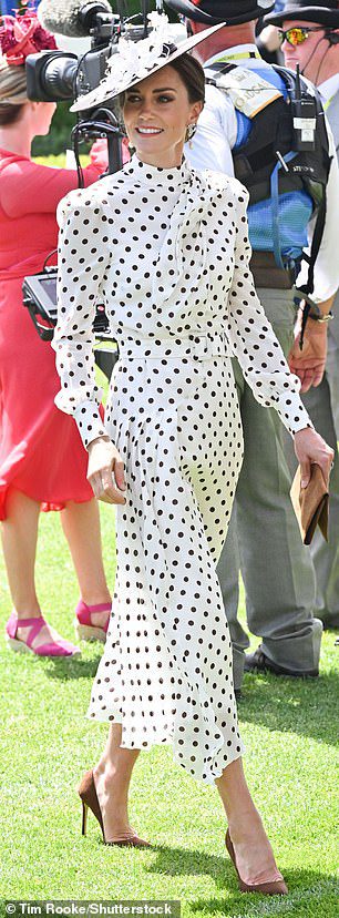 Die Herzogin von Cambridge würdigte heute ihre verstorbene Schwiegermutter Prinzessin Diana, als sie ein kariertes Kleid von Alessandra Rich im Wert von 1.970 £ trug