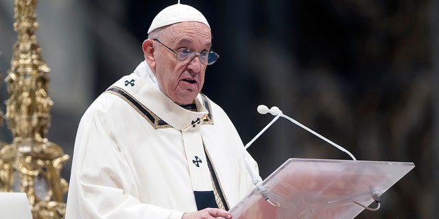 Papst Franziskus hält seine Predigt während der Heiligen Dreikönigsmesse im Petersdom am 6. Januar 2022 in der Vatikanstadt, Vatikanstadt. 