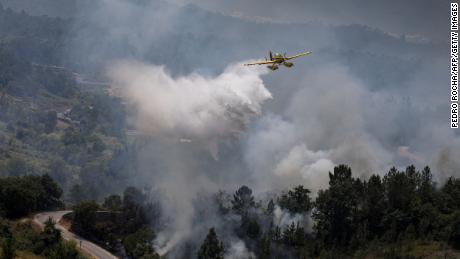 Portugal leidet unter schwerer Dürre, Flugzeuge löschen Waldbrände in Ourem nördlich von Lissabon. 
