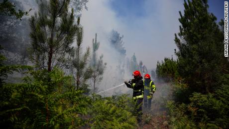 Feuerwehrleute arbeiten daran, ein Feuer in der Nähe von Louchats, Frankreich, einzudämmen, wo die nationale Wetterbehörde Warnungen vor steigenden Temperaturen herausgegeben hat. 