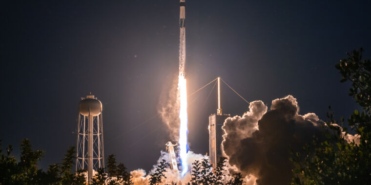 SpaceX startet jetzt 10 Raketen für jede Rakete, die von seinem Hauptkonkurrenten hergestellt wird