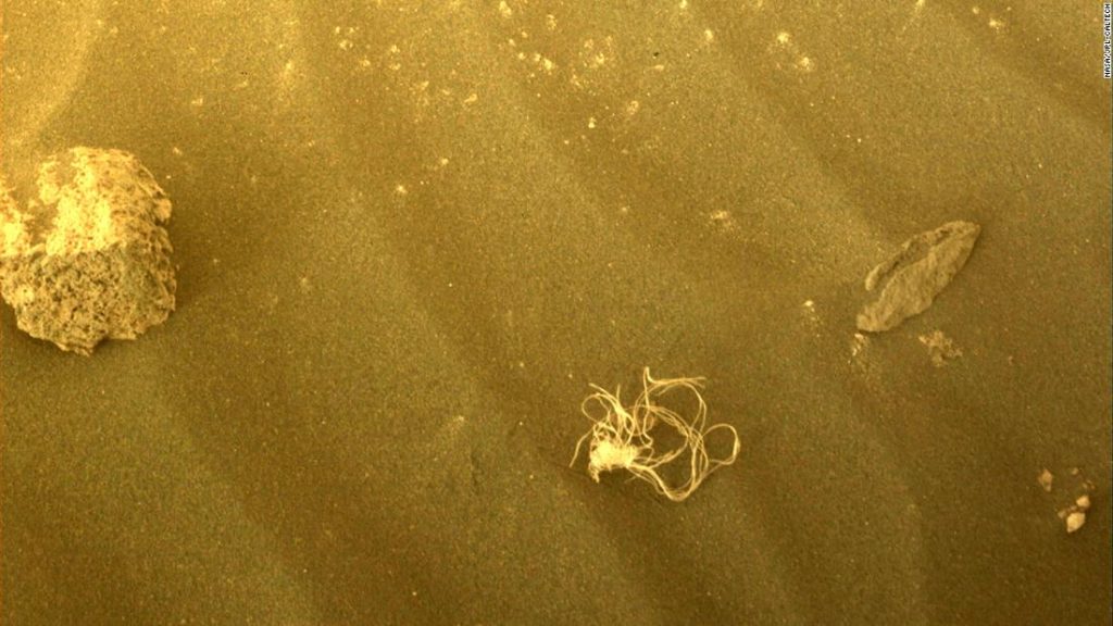 Der ausdauernde Rover hat auf der Marsoberfläche ein Stück Schnur entdeckt