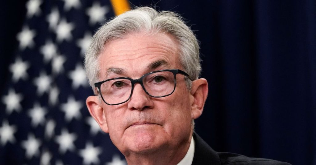 Die Wall Street schloss deutlich höher, nachdem die Federal Reserve die Zinssätze erhöht hatte, sagt Powell