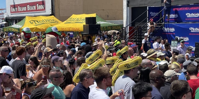 Am 4. Juli 2022 versammelt sich eine Menschenmenge, um Nathans berühmten Hot-Dog-Essenswettbewerb auf Coney Island zu sehen. 