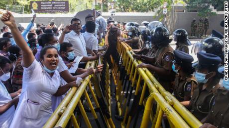 Als Sri Lanka der Treibstoff ausging, protestierten Ärzte und Banker 