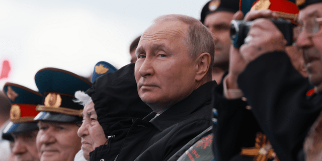 Der russische Präsident Wladimir Putin schaut während der Militärparade zum Tag des Sieges zum 77. Jahrestag des Endes des Zweiten Weltkriegs in Moskau, Russland, am Montag, den 9.