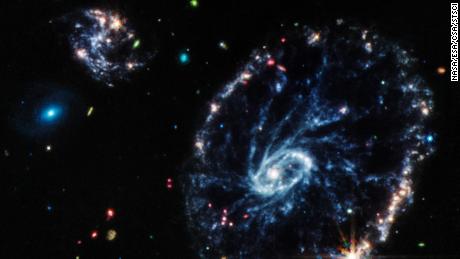 Dieses Bild des Webb Mid-Infrared Instrument zeigt die Struktur der Cartwheel Galaxy.