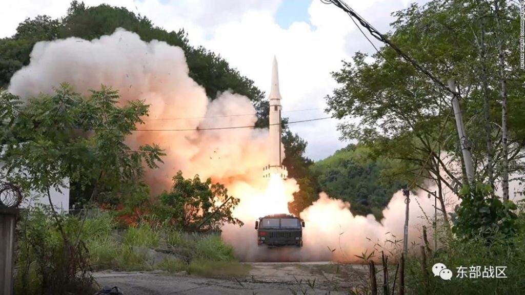 China feuert zum ersten Mal Raketen über Taiwan ab, als Peking auf Pelosis Besuch reagiert