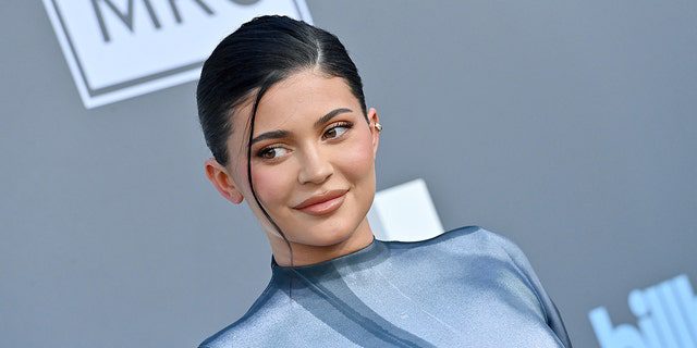 Jenner schloss die Anschuldigungen und behauptete, sie sei dabei "persönlicher Raum" Keine Produktionsstätte von Kylie Cosmetic.