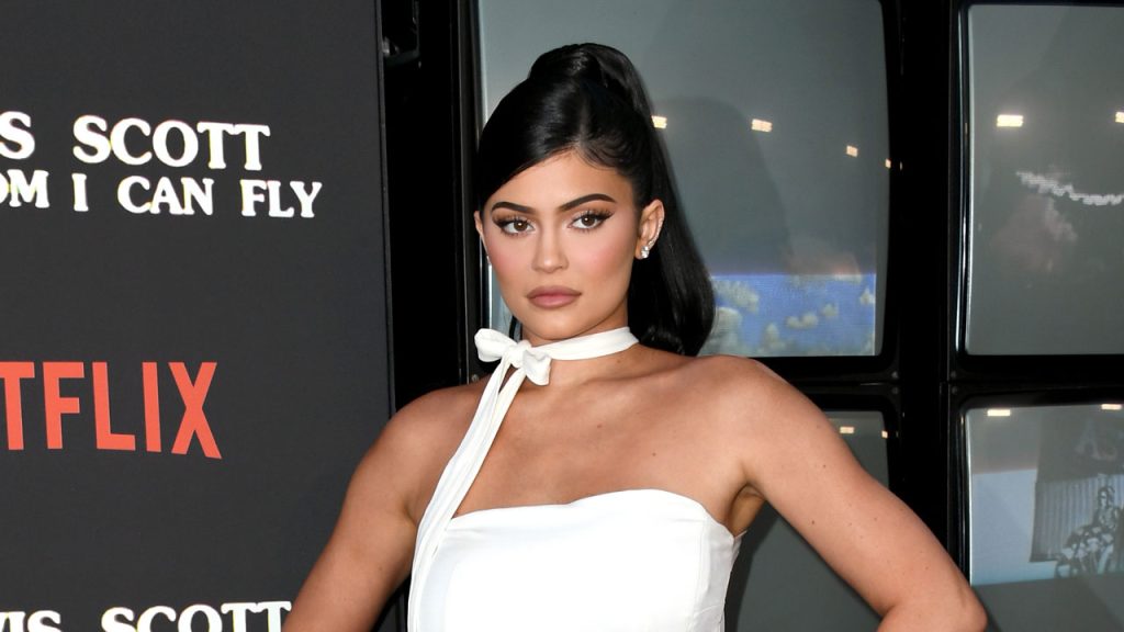 Kylie Jenner weist den Vorwurf zurück, Kylie Cosmetics habe die Sicherheitsprotokolle überschritten: „Schande über dich“