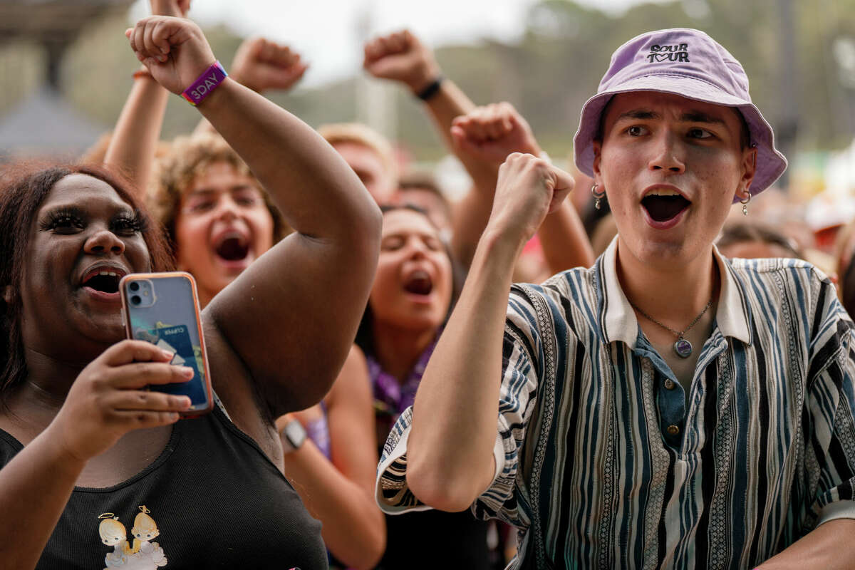 Fans aus der ersten Reihe tanzen und singen, während sie ODIE-Auftritte am Freitag, den 5. August 2022 in den Outside Lands im Golden Gate Park in San Francisco, Kalifornien, sehen.