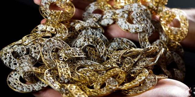Diese 887-Gramm-Goldkette aus 80 kreisförmigen Gliedern, die mit einer vierlappigen Rosette verziert ist, wurde höchstwahrscheinlich auf den Philippinen hergestellt.