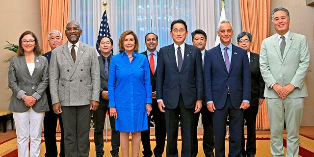 Die Sprecherin des US-Repräsentantenhauses Nancy Pelosi (vorne Mitte links) und ihre Kongressdelegation posieren für ein Foto mit dem japanischen Premierminister Fumio Kishida (Mitte rechts) vor einem Frühstückstreffen in der offiziellen Residenz des Premierministers in Tokio.
